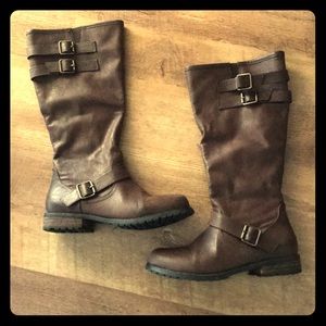 Cute brown riding boots.